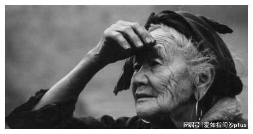 梦见奶奶坟上又放了一个棺材，梦境背后的深层含义与解析