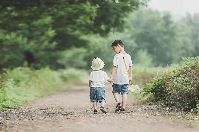 二胎家庭，怎樣平衡對兩個(gè)孩子的愛？記住四點(diǎn)就可以