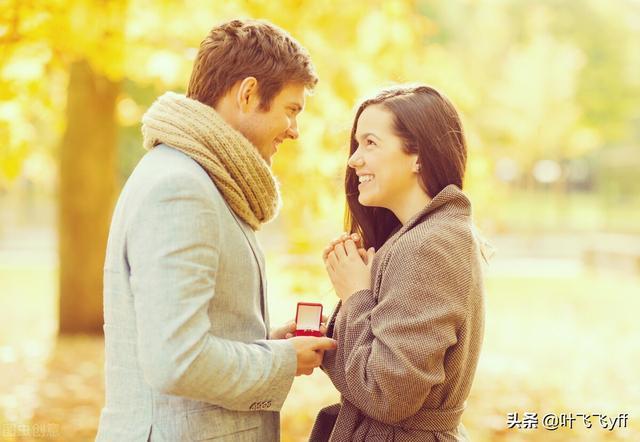 梦见前男友和别人订婚，内心深处的情感波动与自我反思