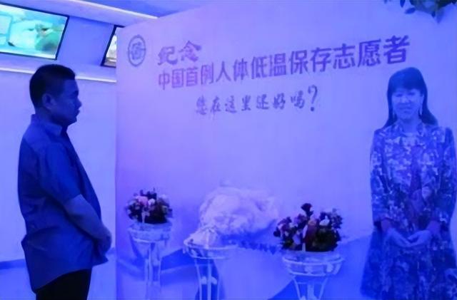 梦见已故亲人复活，门外的重逢与意外的财富