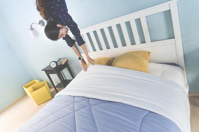 梦回共寝，解析梦见好多张床不分男女住在一个房间的深层含义