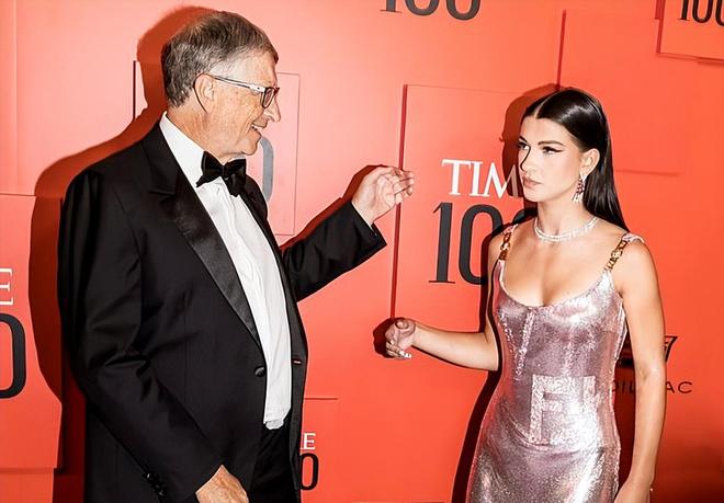 比尔盖茨20岁的掌上明珠，送黑人男友8.6亿豪宅，胸衣外穿走红毯