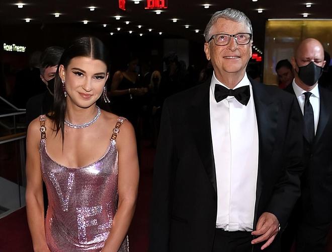 比尔盖茨20岁的掌上明珠，送黑人男友8.6亿豪宅，胸衣外穿走红毯