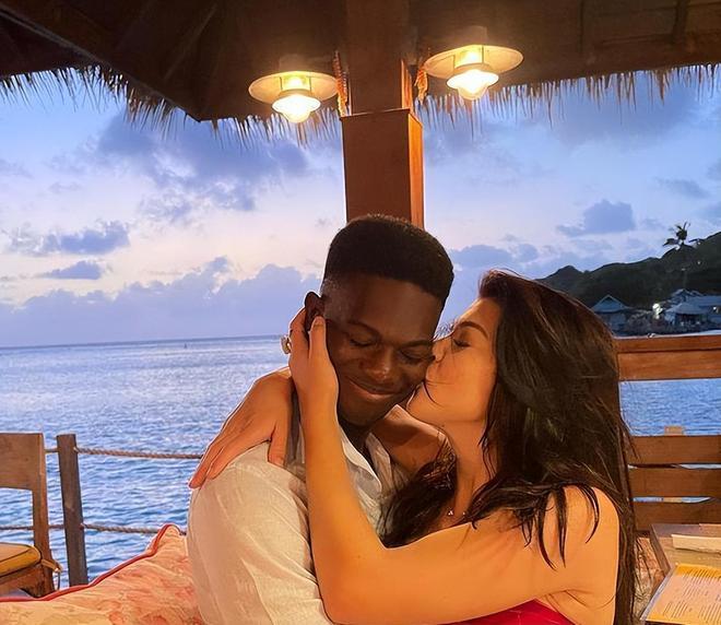 比尔盖茨20岁的掌上明珠，送黑人男友8.6亿豪宅，胸衣外穿走红毯