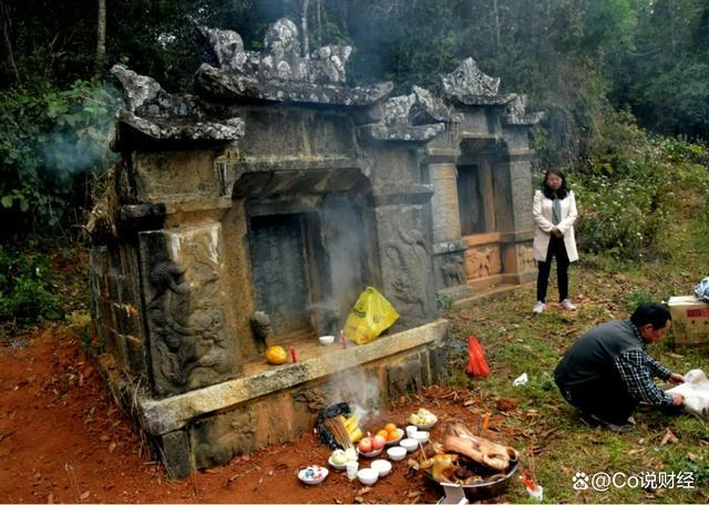梦回祖宅，解密梦见祖坟被人挖开露出两具完整棺材的深层含义