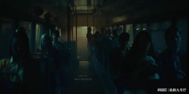 梦境中的生死之旅，梦见自己死了还能到处走，众人惊恐的深层含义