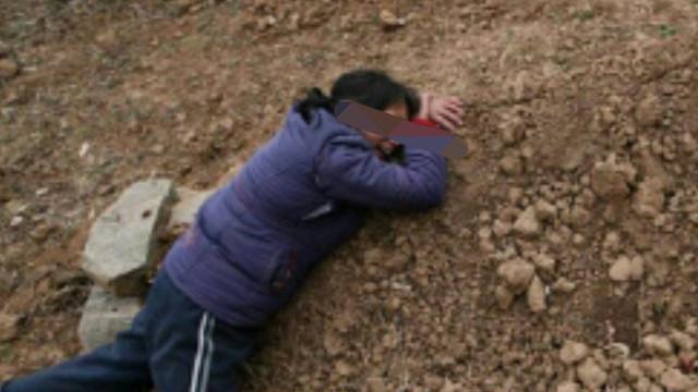 梦见抬棺材出殡还摸了一手血，探索梦境背后的深层含义