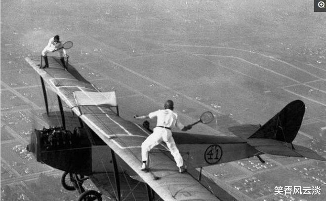 梦见有人开飞机一人掉下死亡，探索梦境背后的深层含义