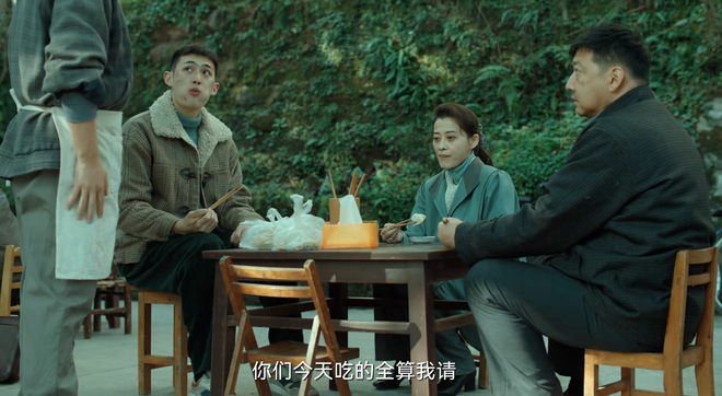 梦中迷雾，坟茔之畔的温柔与未解的拥抱