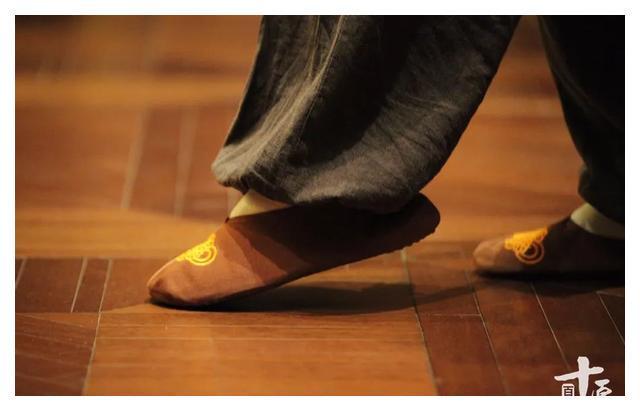 梦见给死去的亲人买鞋，梦境背后的深层含义与心理解析