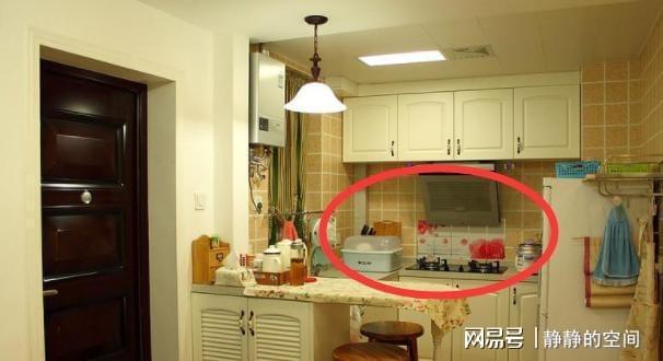 梦见家里被偷门两个开着，寓意与解析