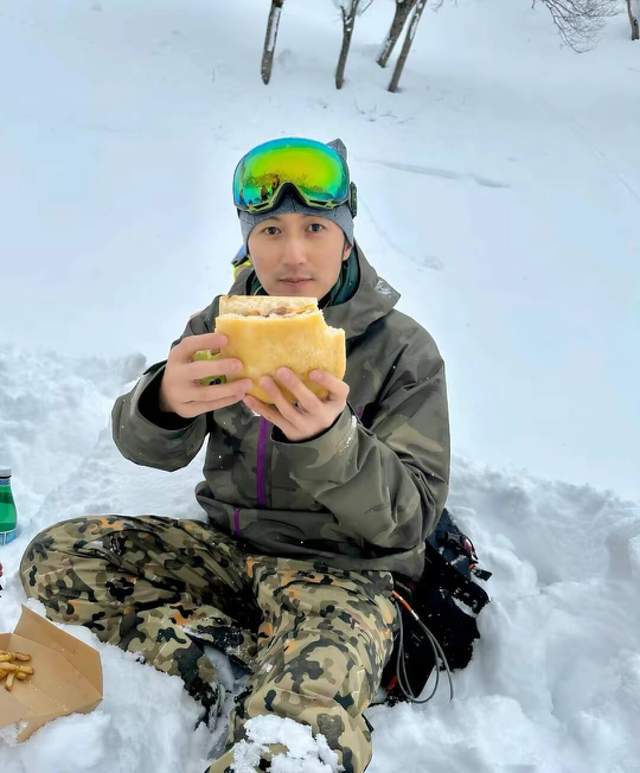 明星过年百态：有人回乡干活祭祖接地气，有人海外礼佛滑雪欢乐多