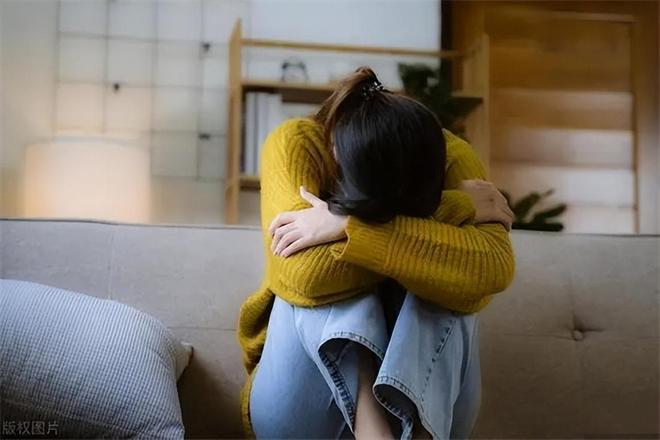 梦见老公和他妹妹睡在一起，梦境背后的深层含义与心理解析