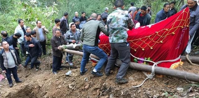 梦境中的告别，梦见与家人共拉爷爷棺材下葬的深层含义