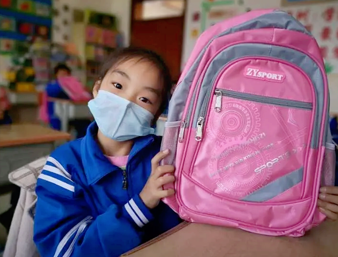 梦见给自己女儿买了新书包，预示家庭和谐与未来希望的预兆