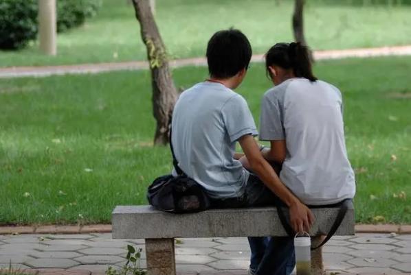 如何处理还经常和她初恋男友的朋友联系，还经常梦到初恋的复杂情感