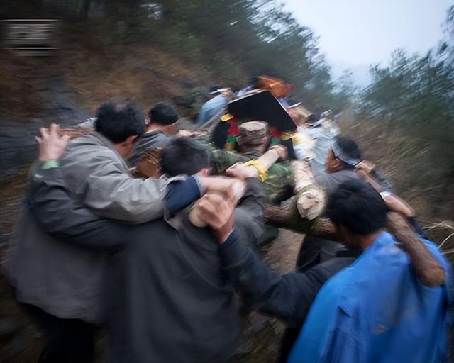 梦境中的哀思与变迁，解析梦见别人家穿着孝服和抬着棺材出殡的深层含义