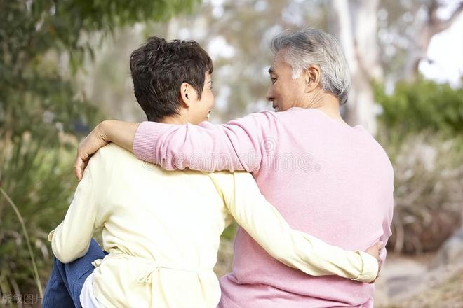 梦境中的温馨回归，梦见婆婆和丈夫抱着孩子回家