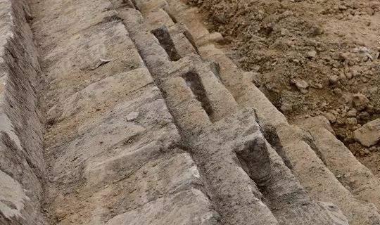 梦境之河，解密梦见发大水大堤冲垮的深层含义