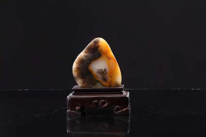 新疆天然金丝玉：独特价值探秘，究竟何等珍宝