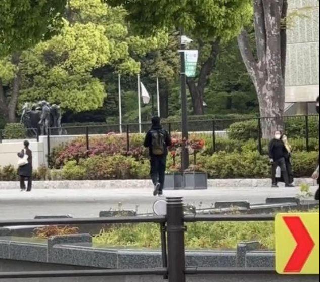 梁朝偉：日本逛公園被偶遇，雙肩包背好多年，打扮低調(diào)接地氣