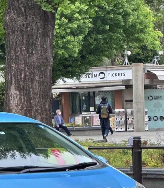 梁朝偉：日本逛公園被偶遇，雙肩包背好多年，打扮低調(diào)接地氣