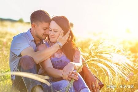 梦境交织，与心爱女孩共餐家中的奇妙邂逅