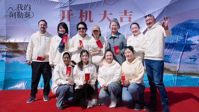 46歲馬伊琍素顏現(xiàn)身新戲開機(jī)儀式，臉上皺紋毛孔清晰可見，好真實(shí)