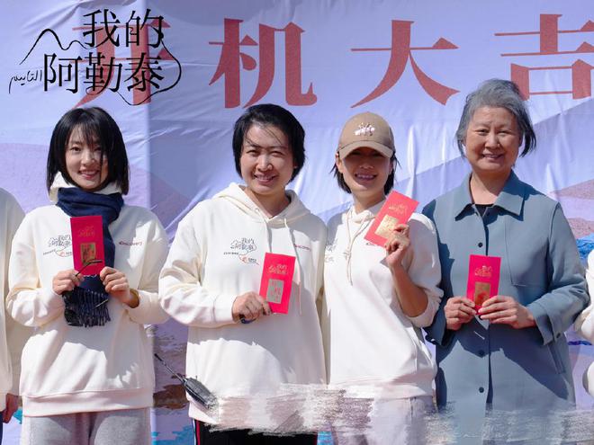 46歲馬伊琍素顏現(xiàn)身新戲開機(jī)儀式，臉上皺紋毛孔清晰可見，好真實(shí)