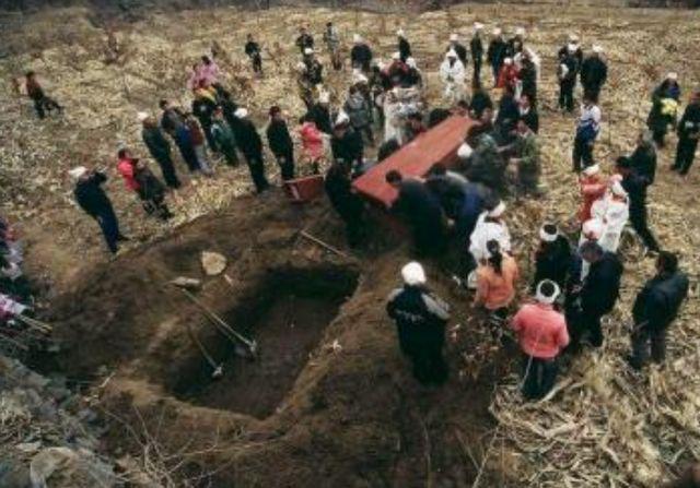 周公解梦，梦到地方埋有很多死人被挖出，寓意何在？