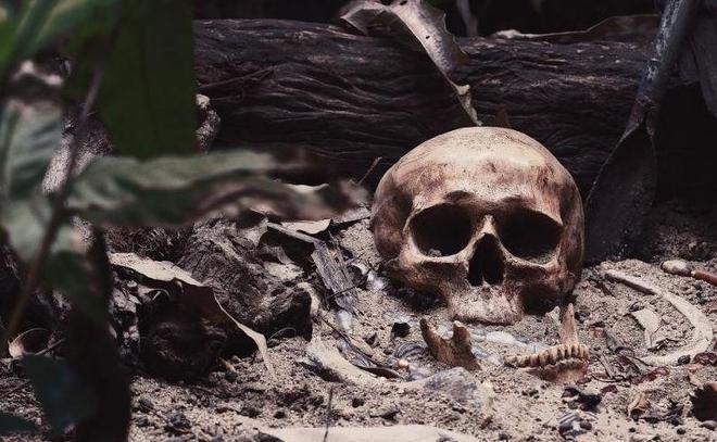 梦见死人的衣服从我头上飘过，探索梦境背后的深层含义