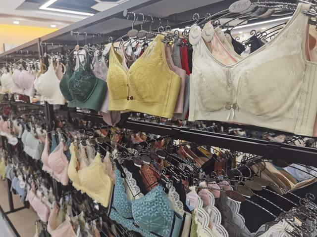 梦见外祖母送我很多旧衣服和旧鞋子，探寻梦境背后的深意