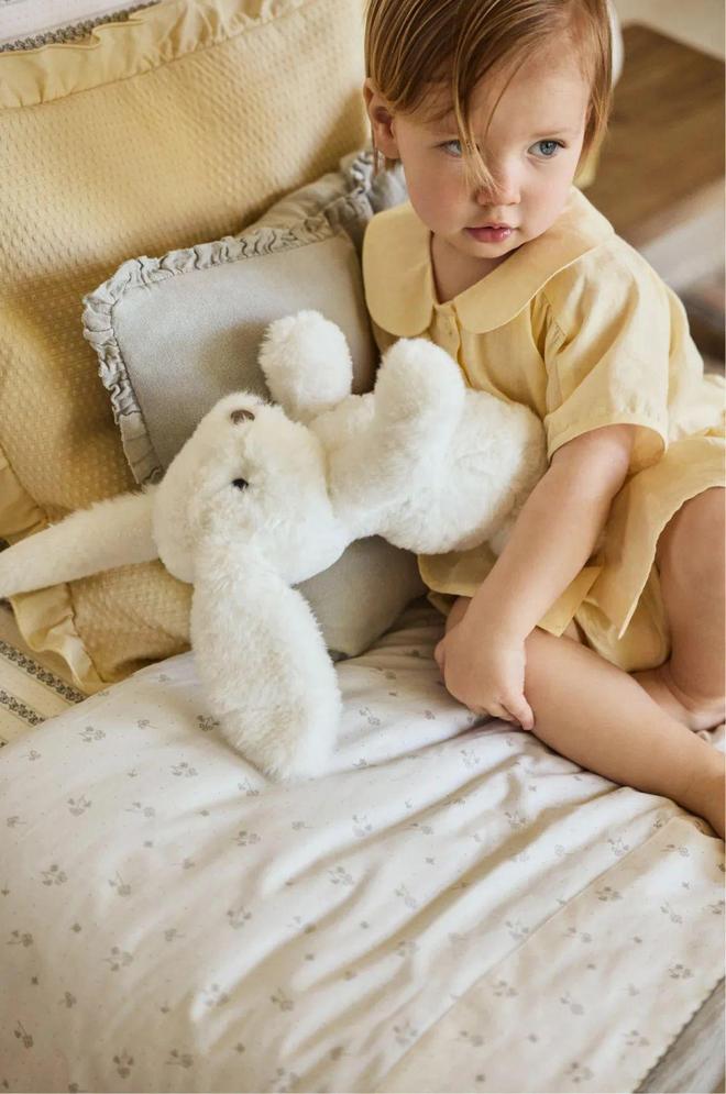 梦境解析，梦见小孩子在自己的床上笑——童真与内心纯真的映射