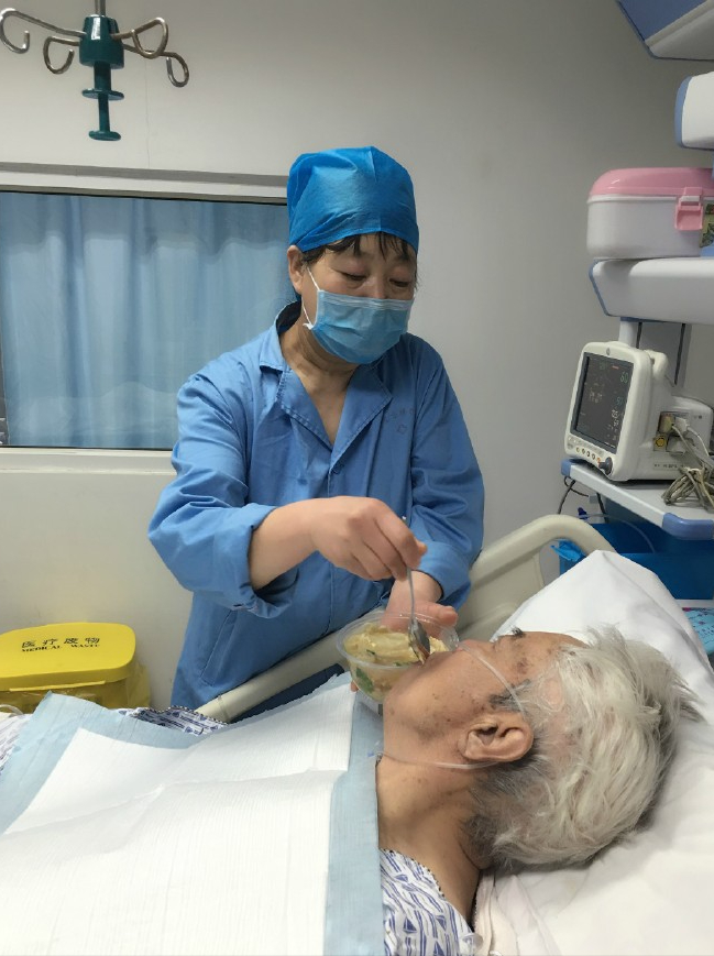 被家屬罵哭的女護(hù)工：我工作24小時，掙180，卻得不到家屬尊重