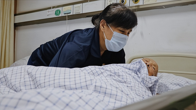 被家屬罵哭的女護(hù)工：我工作24小時，掙180，卻得不到家屬尊重