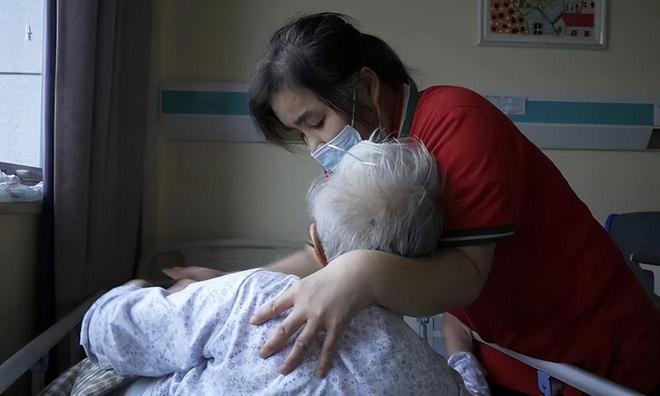 被家屬罵哭的女護(hù)工：我工作24小時，掙180，卻得不到家屬尊重