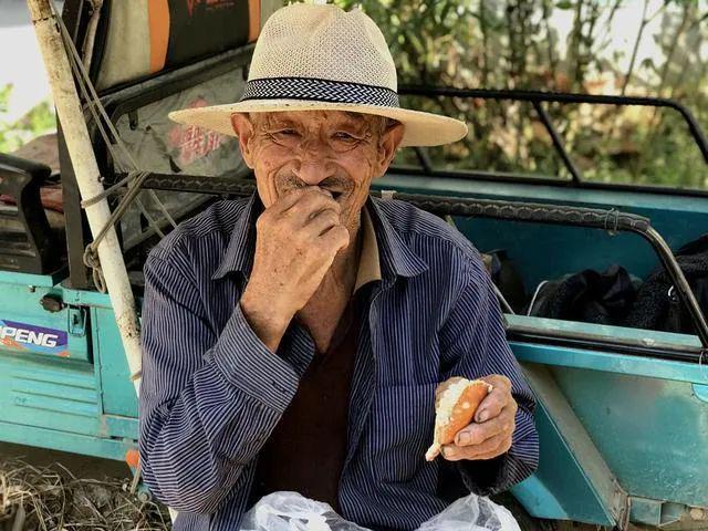 梦境中的温馨重逢，梦见和死去的爷爷一起吃饭