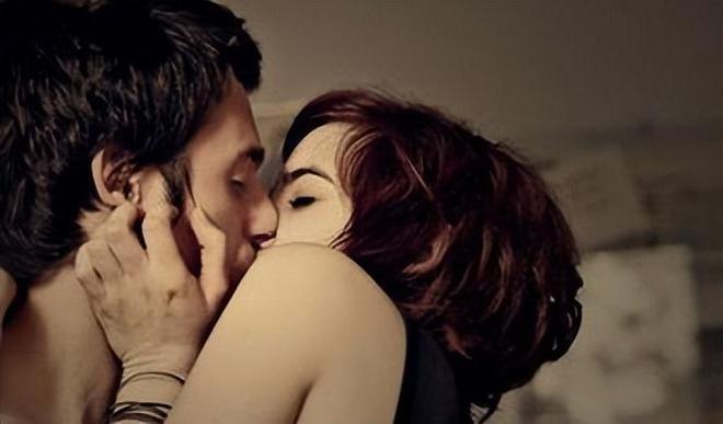 梦见两个女人接吻，梦境背后的深层含义与解析