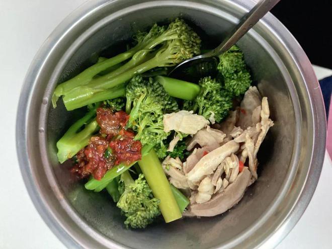 做一次饭吃一周，点不起外卖的年轻人开始自制「预制菜」