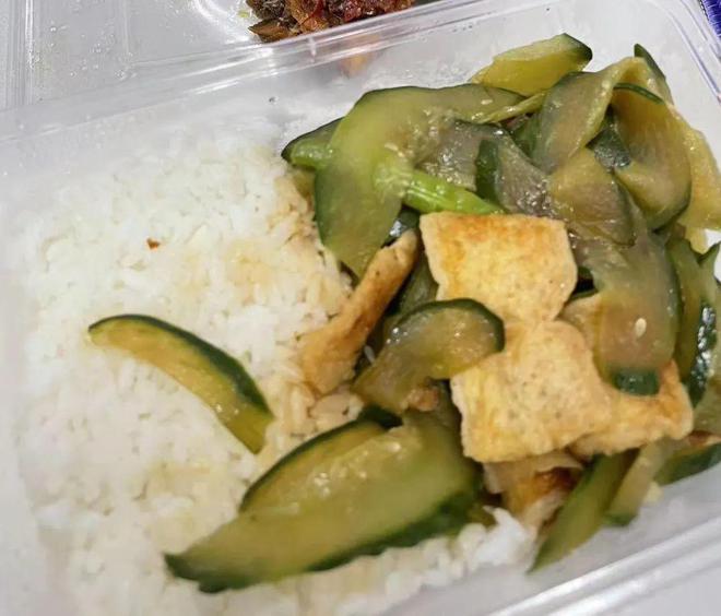 做一次饭吃一周，点不起外卖的年轻人开始自制「预制菜」