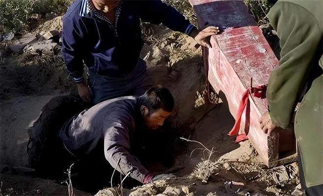 梦境迷雾，解析梦见自己进棺材里被活埋，后被亲人救出的深层含义