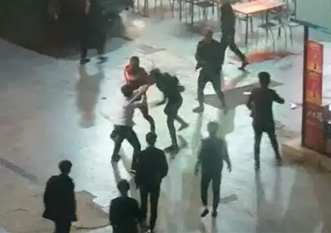 梦境中的危机与救赎，梦见父亲被扣，全家解困遭枪击的深层解析