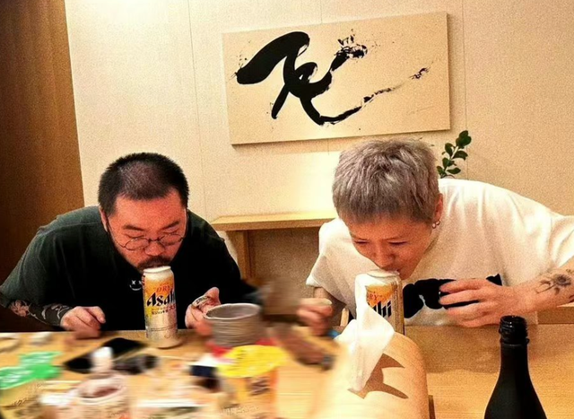 鹿晗關(guān)曉彤遭質(zhì)疑！頻繁去日本游玩，為當(dāng)?shù)芈糜巫鲂麄鞅涣R翻