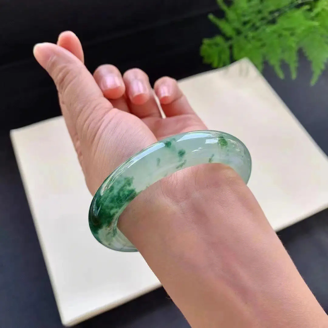  探索玉饰品的魅力：如何挑选最适合你的玉器