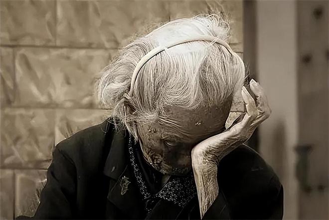 梦见老人去世自己在哭，梦境背后的情感与启示