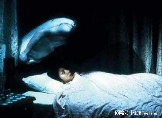 惊悚梦境解析，梦见别人抬棺材，自己却被鬼抓起的深层含义