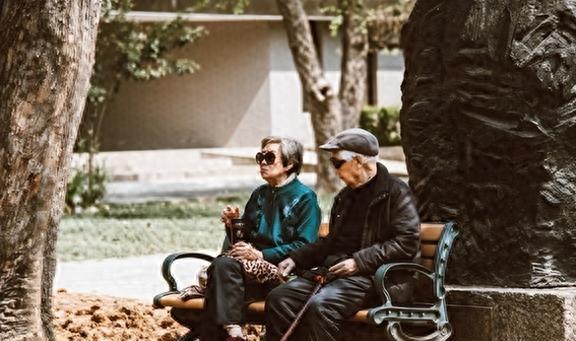 梦境交织，母亲离世与爷爷复生的心灵启示