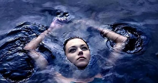 梦境奇谈，为何会梦到死去的人把脚塞到别人嘴里？