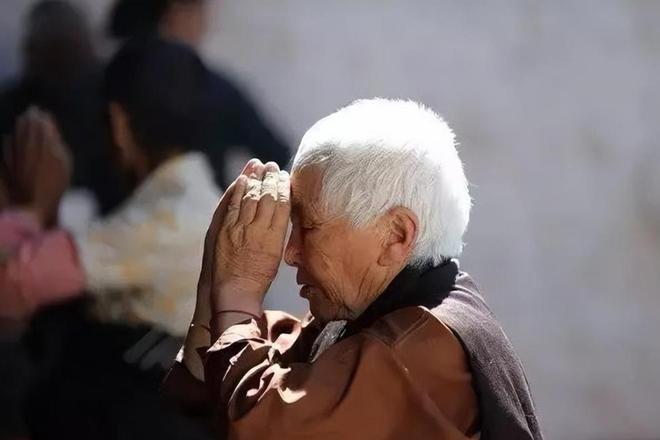 总是梦见死去的爷爷把我吓醒了，探寻梦境背后的深层含义与心理解析