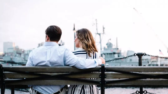 梦境交织的情感纽带，解析梦中与心仪对象的物品交换